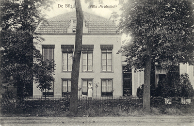 8234 Gezicht op de voorzijde van het huis Vredenhof aan de Utrechtseweg te De Bilt uit het zuiden.